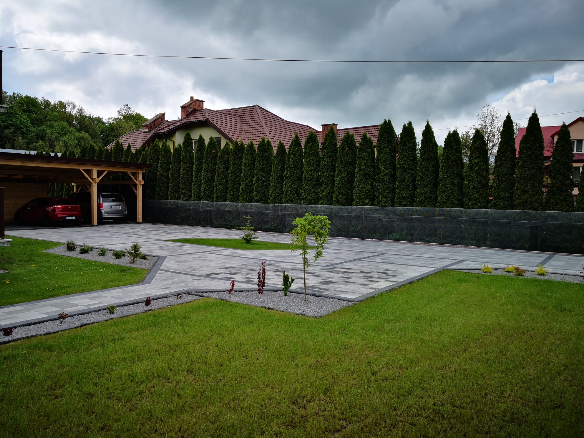 parking i chodnik do wejścia. rabaty na krzewy ozdobne realizacja okolice sanoka