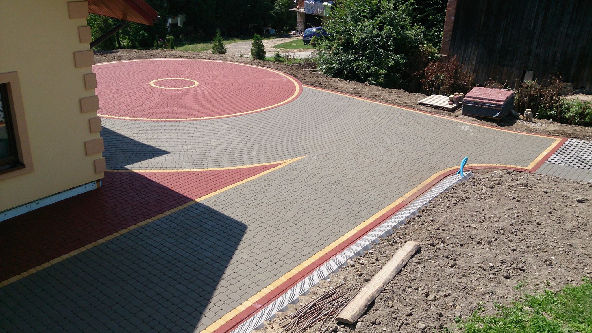 wykonane zabezpieczenie skarpy ażurami, jumbami oraz podjazd jumby 