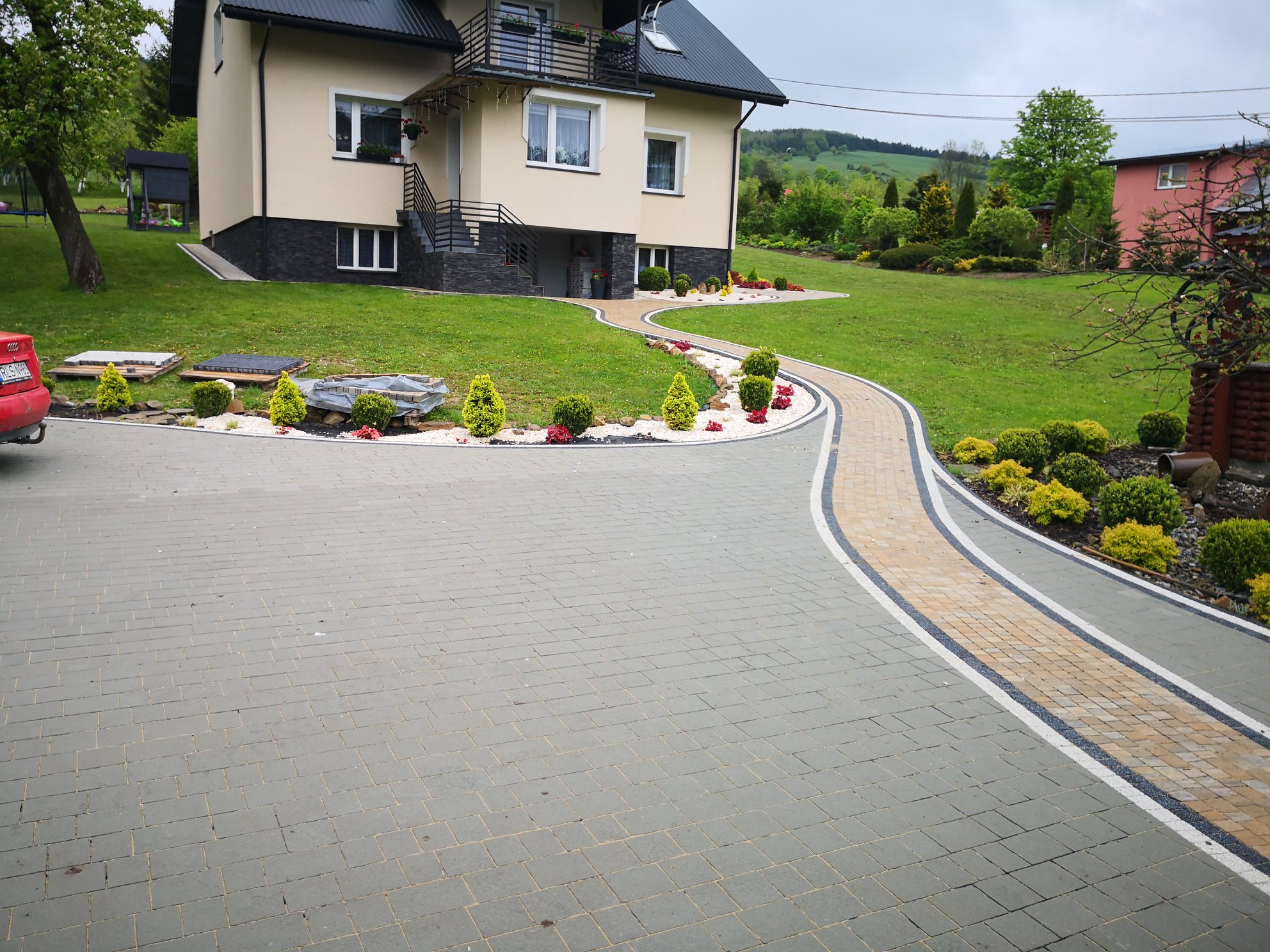 chodnik opaska wokół budynku, wjazd wraz z fundamentem pod brame przesówną ze słupkami