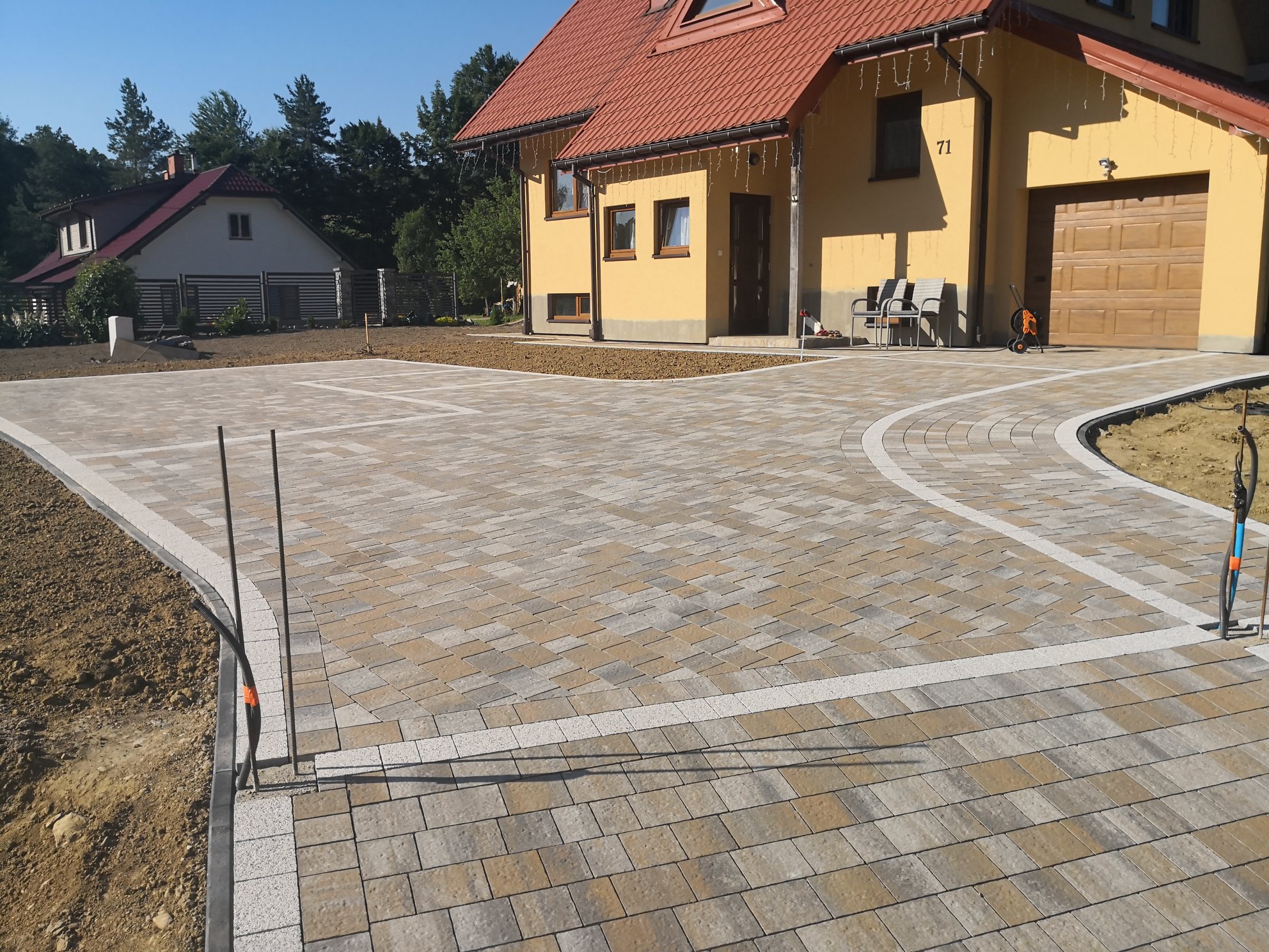 parking taras podjazd z kostki brukowej, odbojówka wokół budynku, schody 