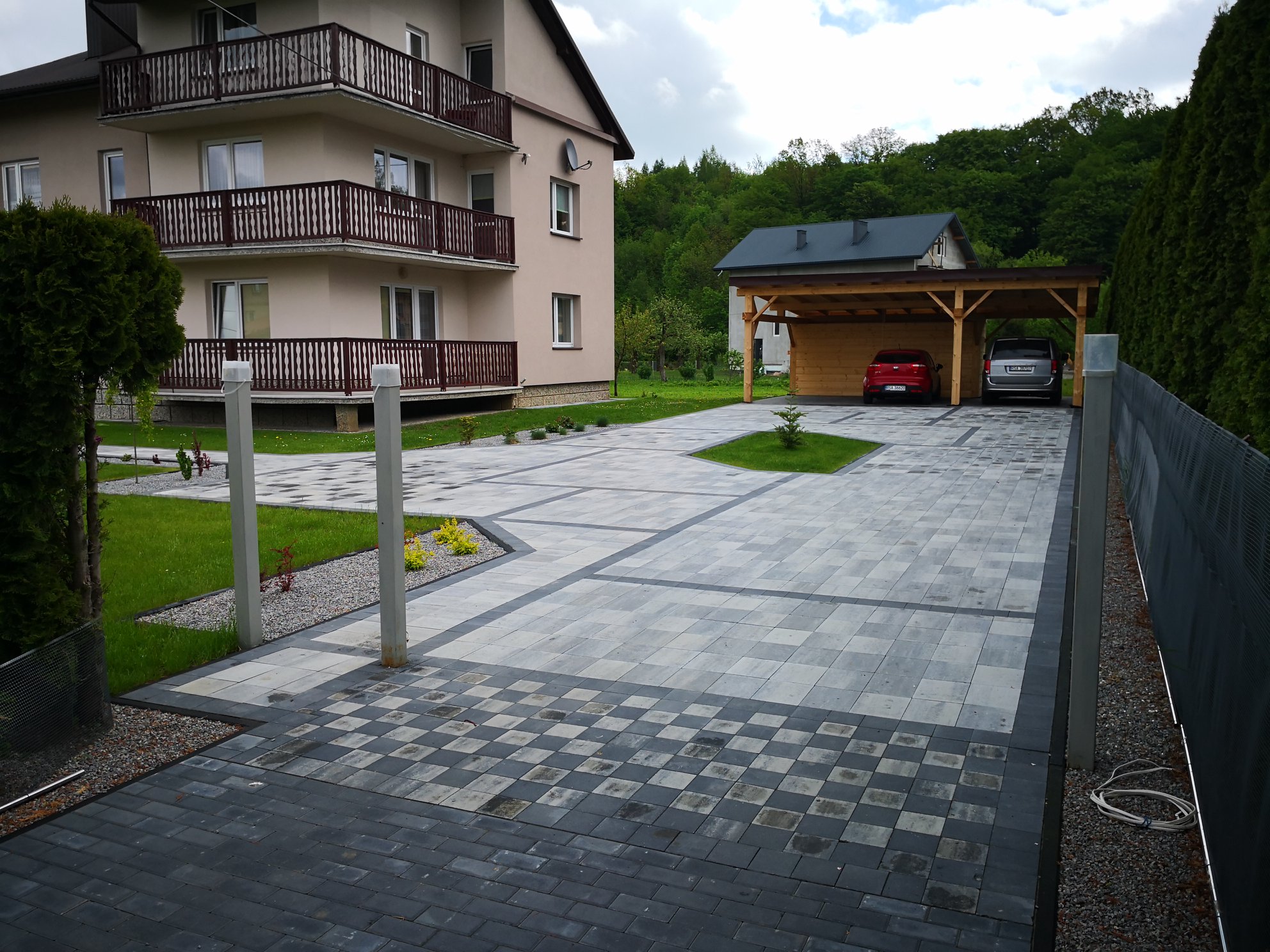 realizacja wjazd i parking, słupki do bramy oraz kotwy pod wiate.