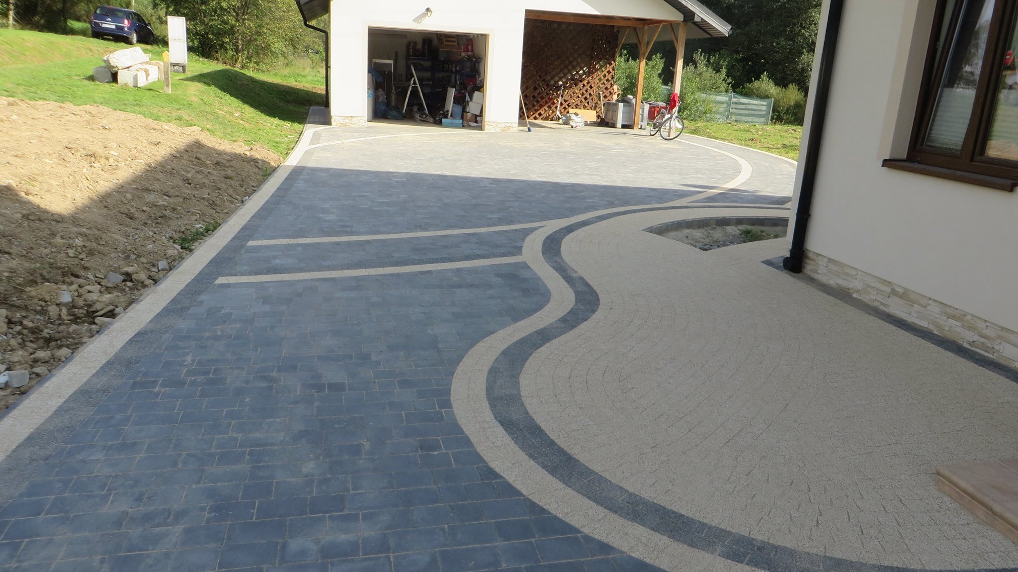 podjazd wraz z parkingiem z kostki brukowej dodatkowo został wykonany taras, schody i taras, odbojówka wokół budynku