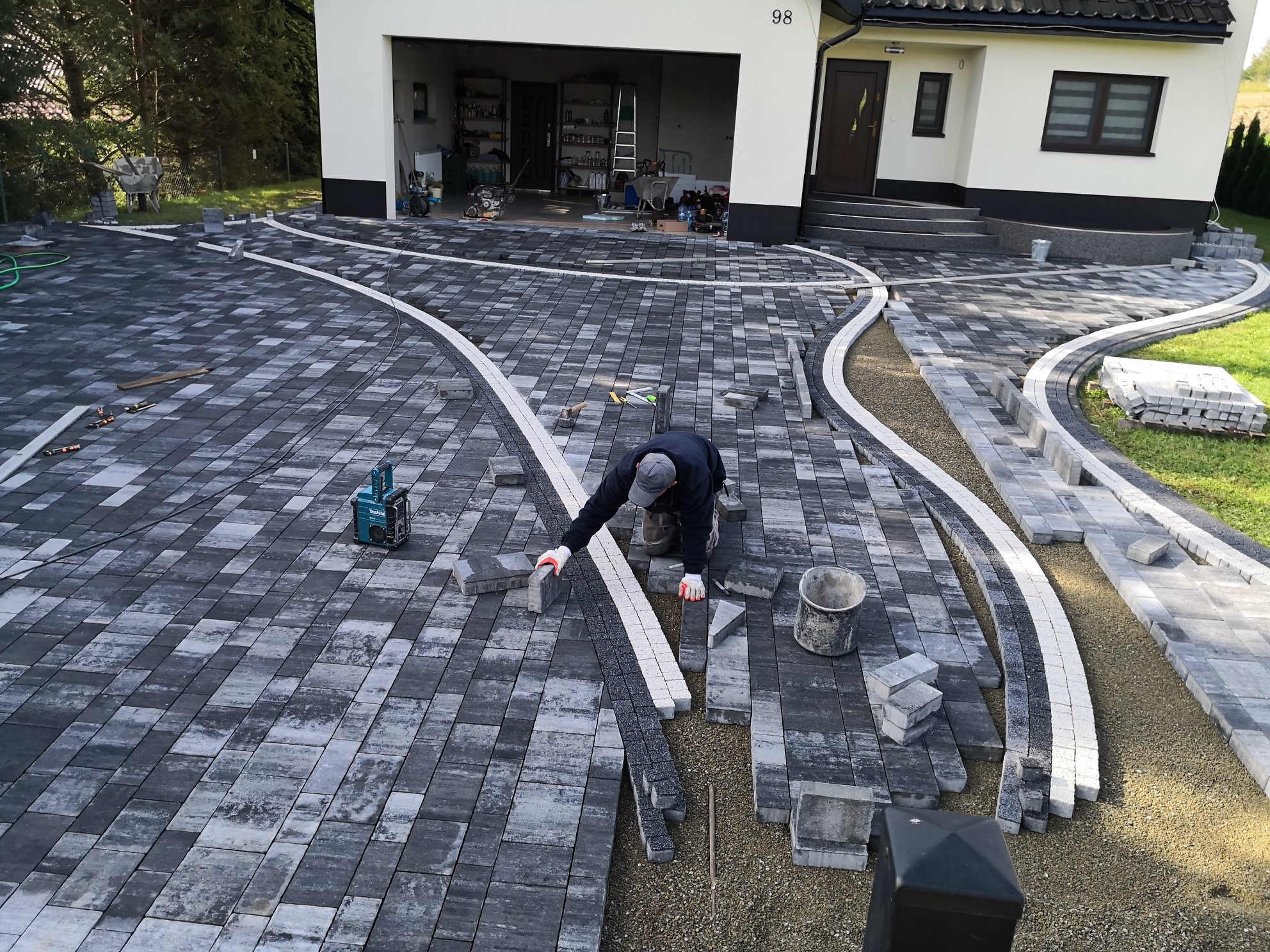 wzory z kostki brukowej na parkingu. opaska wokół budynku i taras