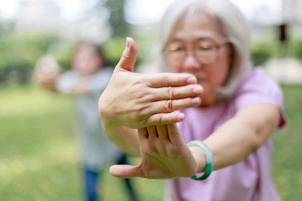 A woman who has psoriasis or psoriatic arthritis does tai chi. 
