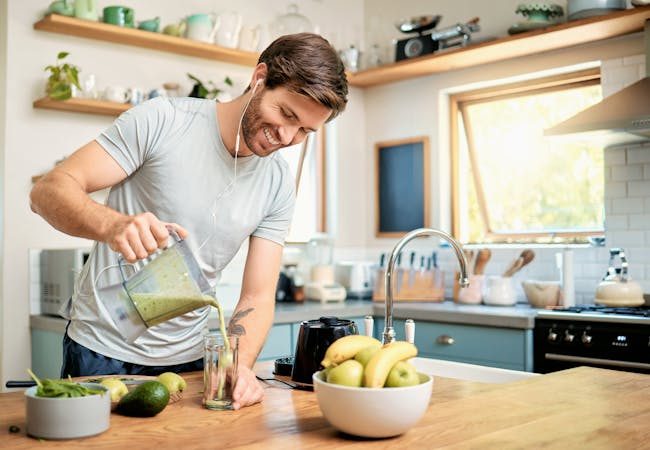 A man makes a smoothy after his workout