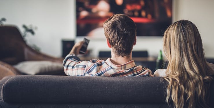 casal assistindo televisão