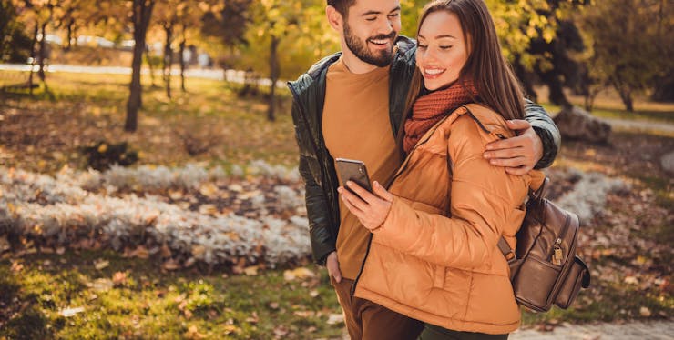 casal mexendo no celular