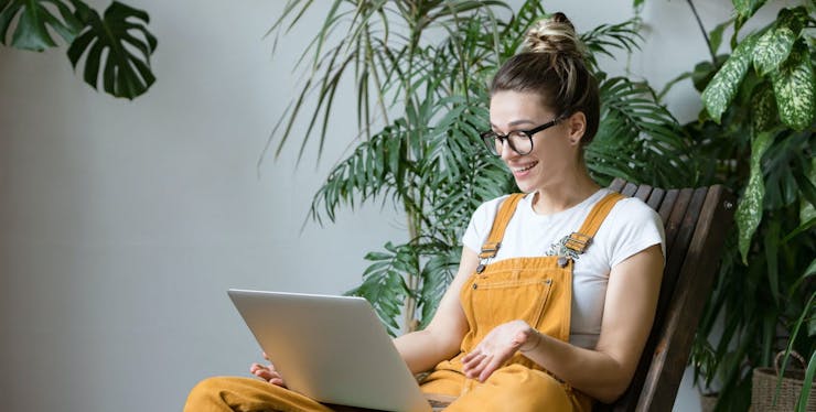 mulher mexendo no computador