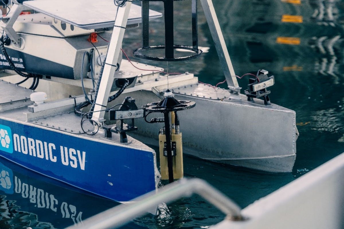 Ubemannet båt med en SAIV CTD sensor hengende i vannoverflaten.