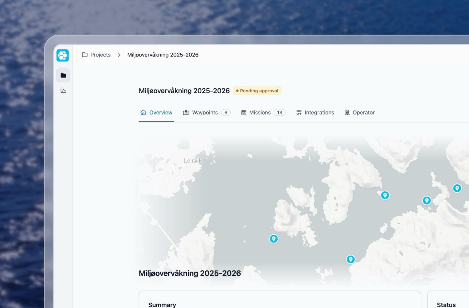 Grensensitt med oversikt over et miljøovervåkingsprogram. Siden har et kart med blå markører på flere lokasjoner langs norskekysten, en status indikator og diverse informasjon om prosjekter. 