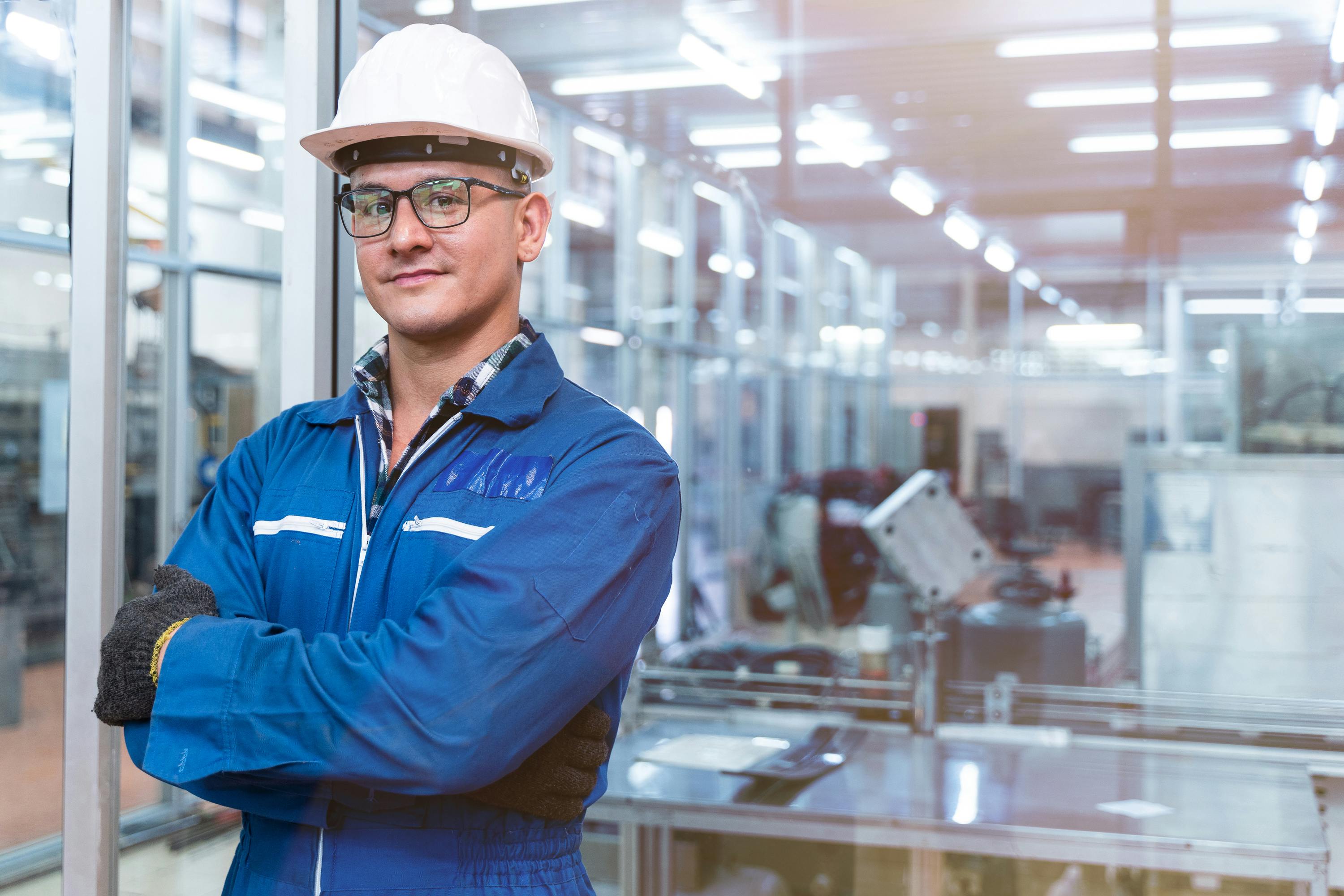 foto de experto en mantenimiento con casco blanco y traje azul