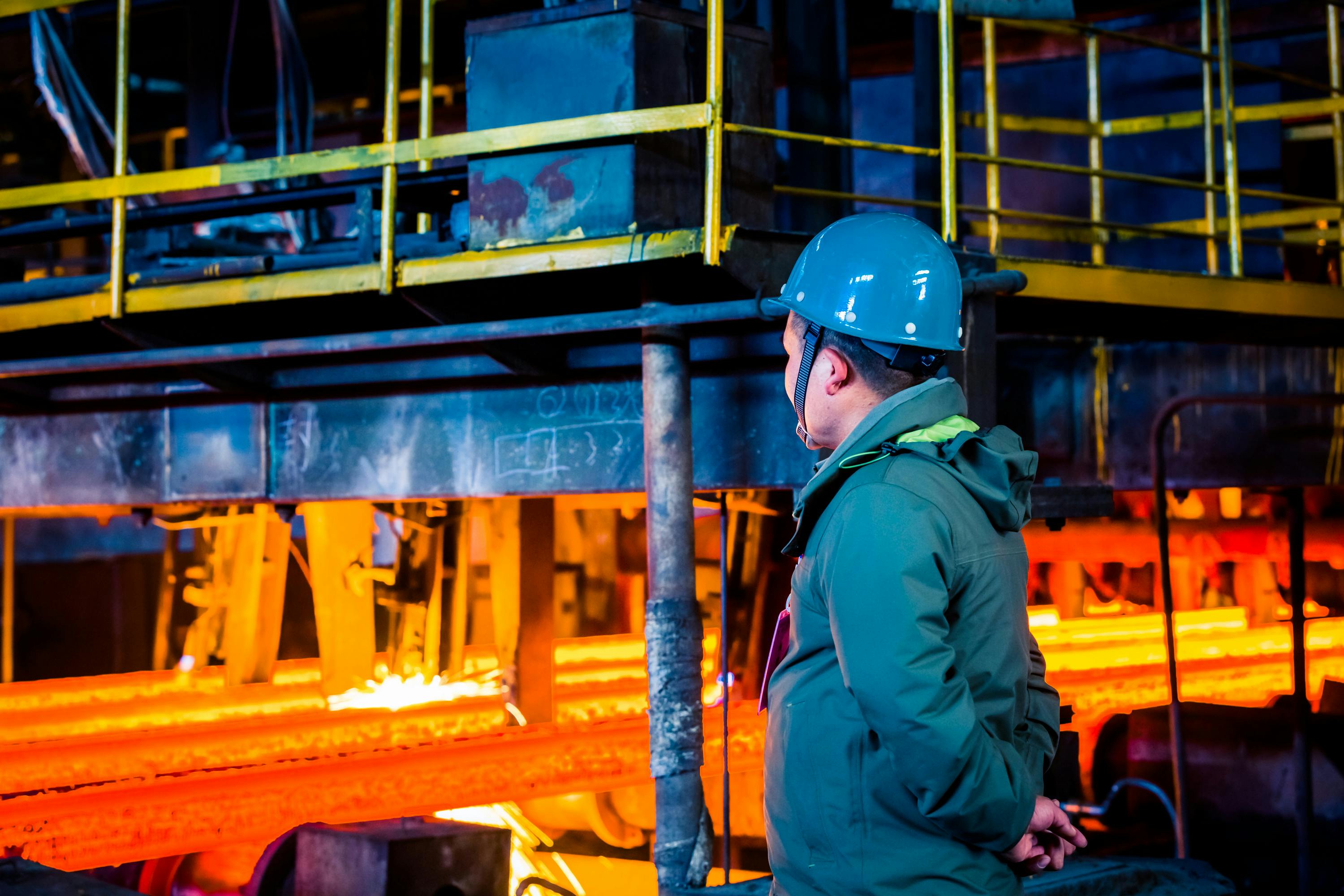 Trabajador con casco azul inspeccionando equipo industrial