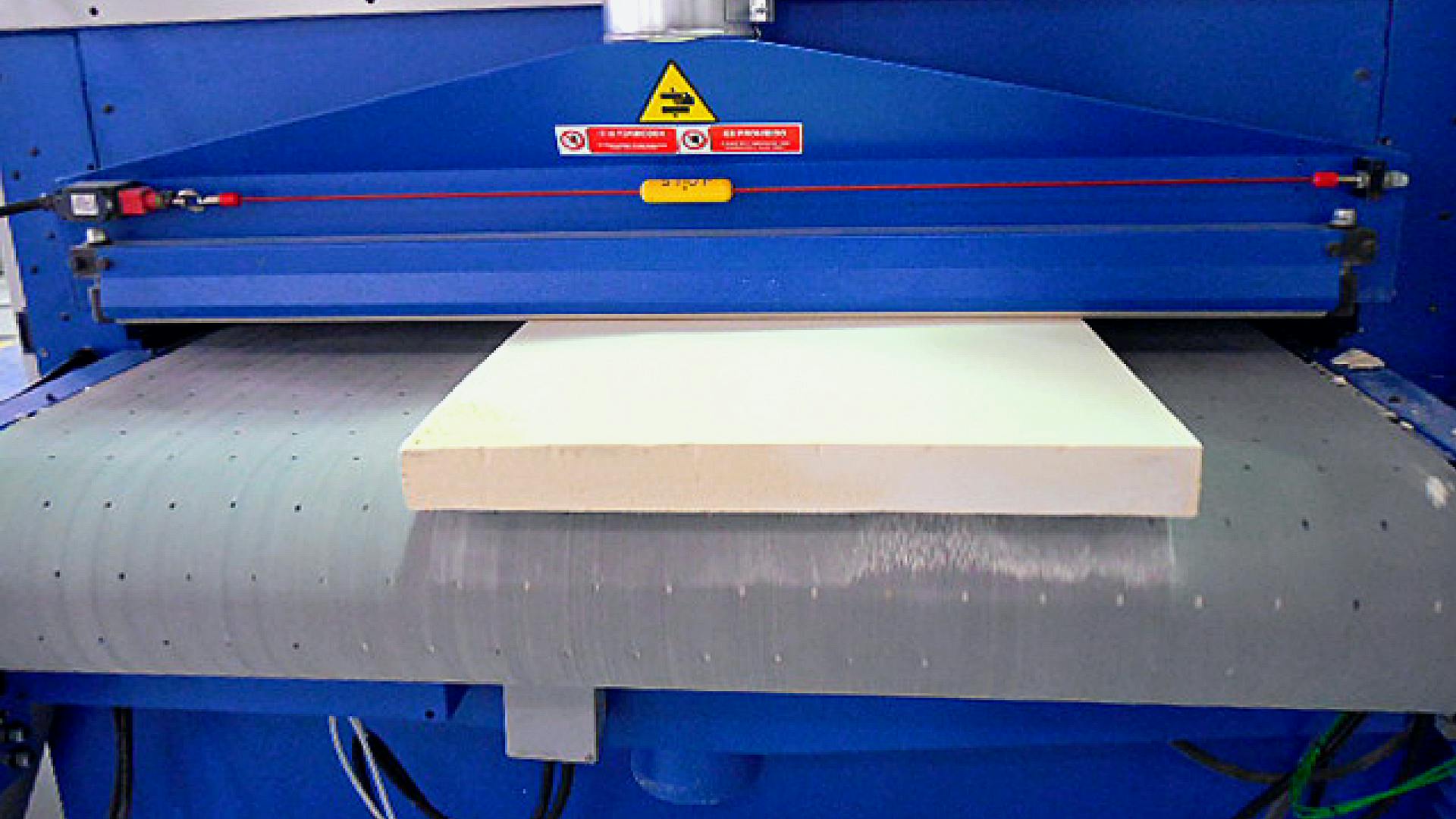 máquina de NUTEC de frente produciendo placas aislantes de fibra cerámica