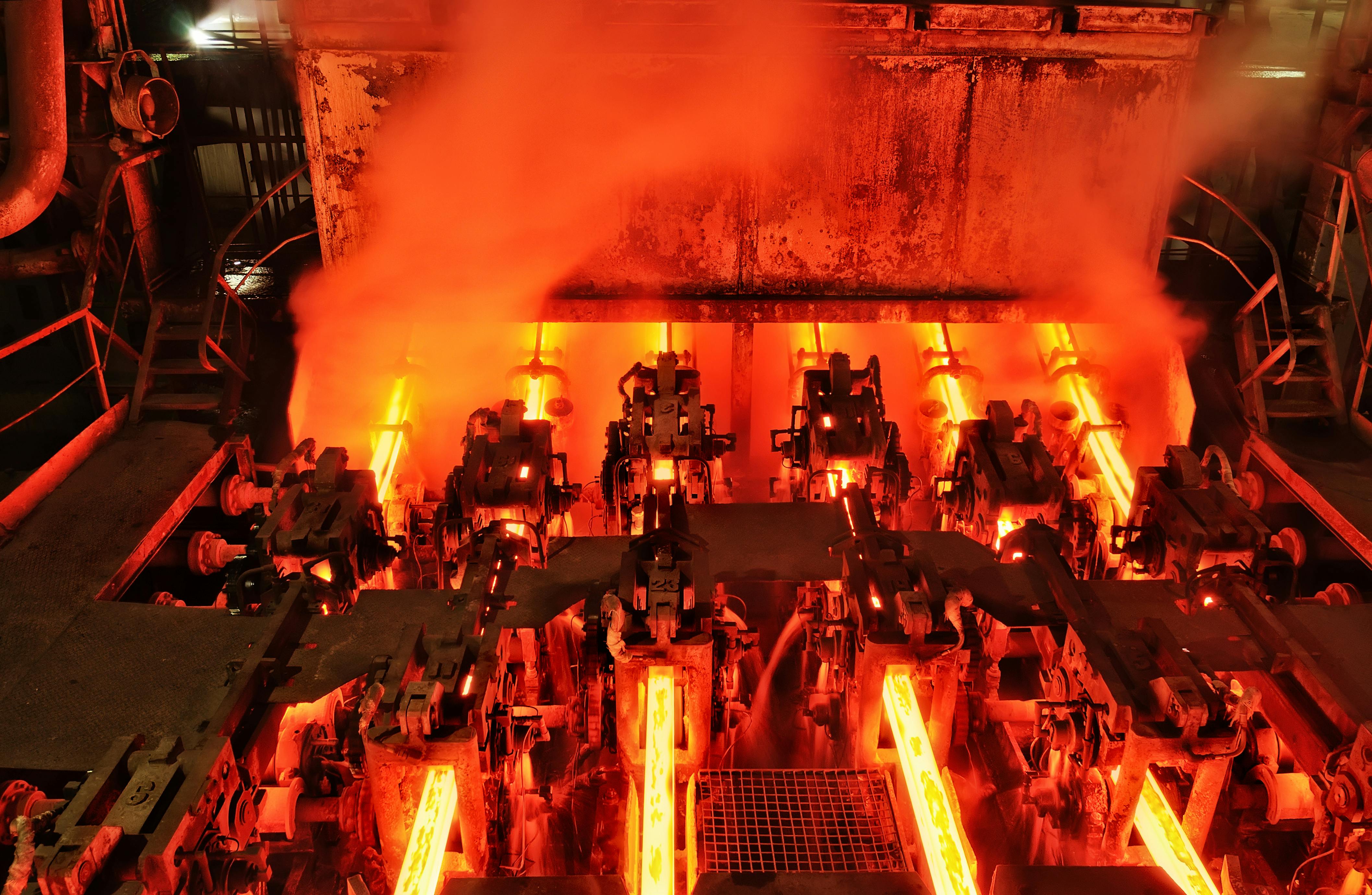 Máquina de colada continua de planta metalúrgica controlando el flujo de calor