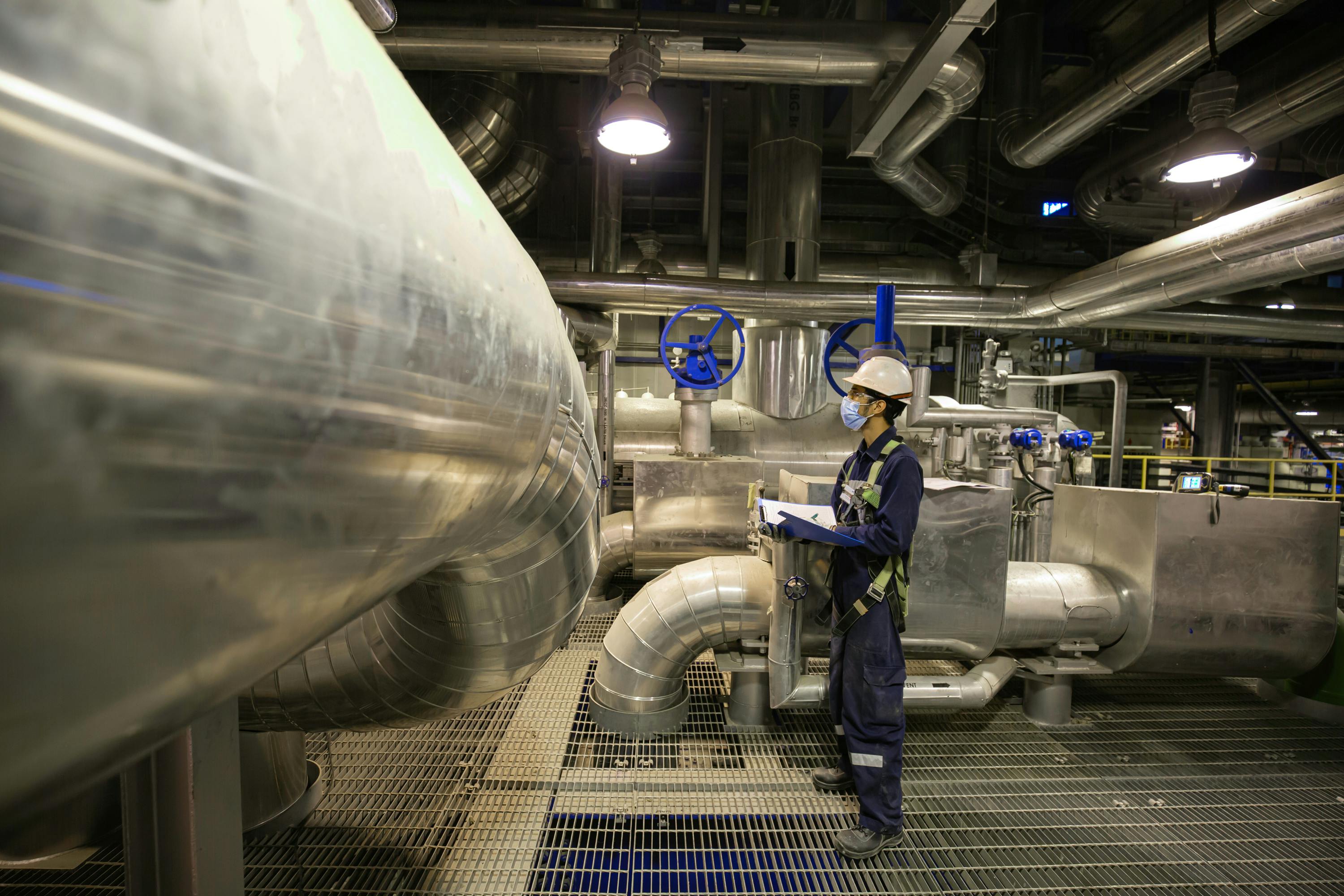 Trabajador tomando medidas de Seguridad Industrial 