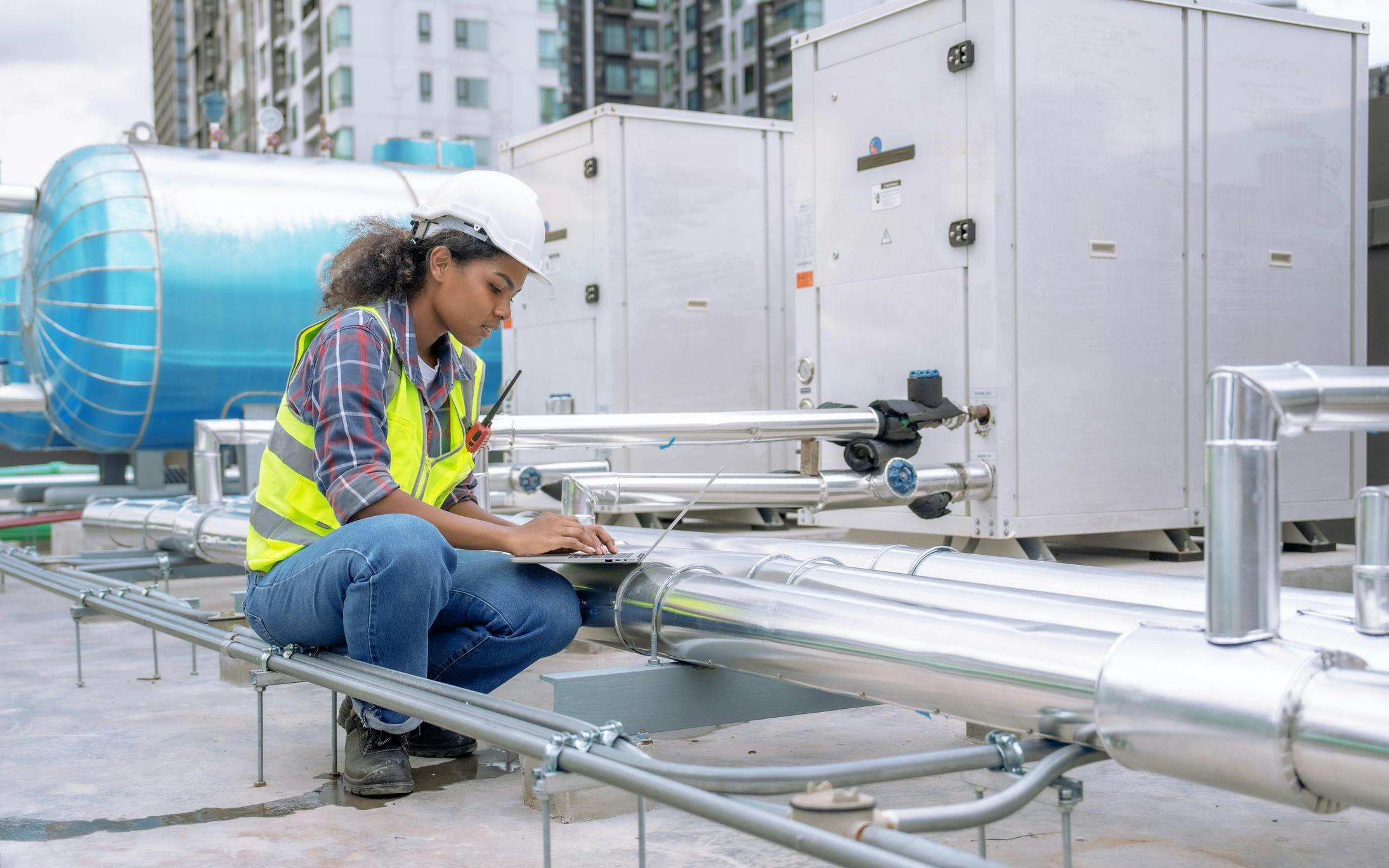 Mujer obrera haciendo inspección visual a instalación