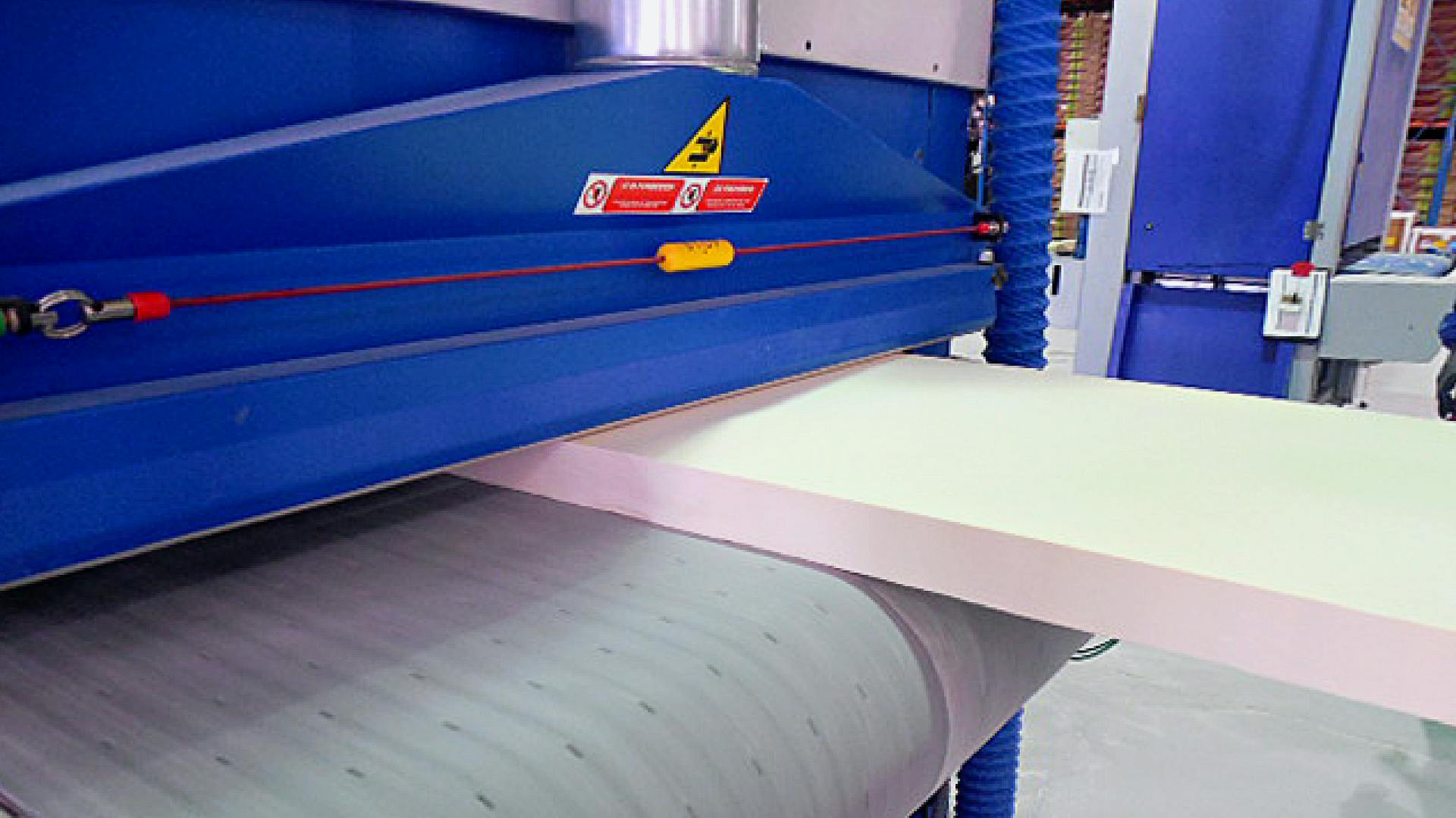 máquina de NUTEC produciendo placas aislantes de fibra cerámica