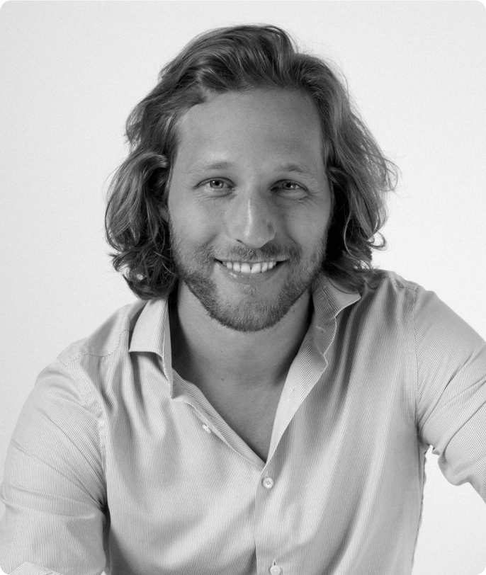 Black and white photo of Giorgos Tsetis, Nutrafol Co-founder and CEO