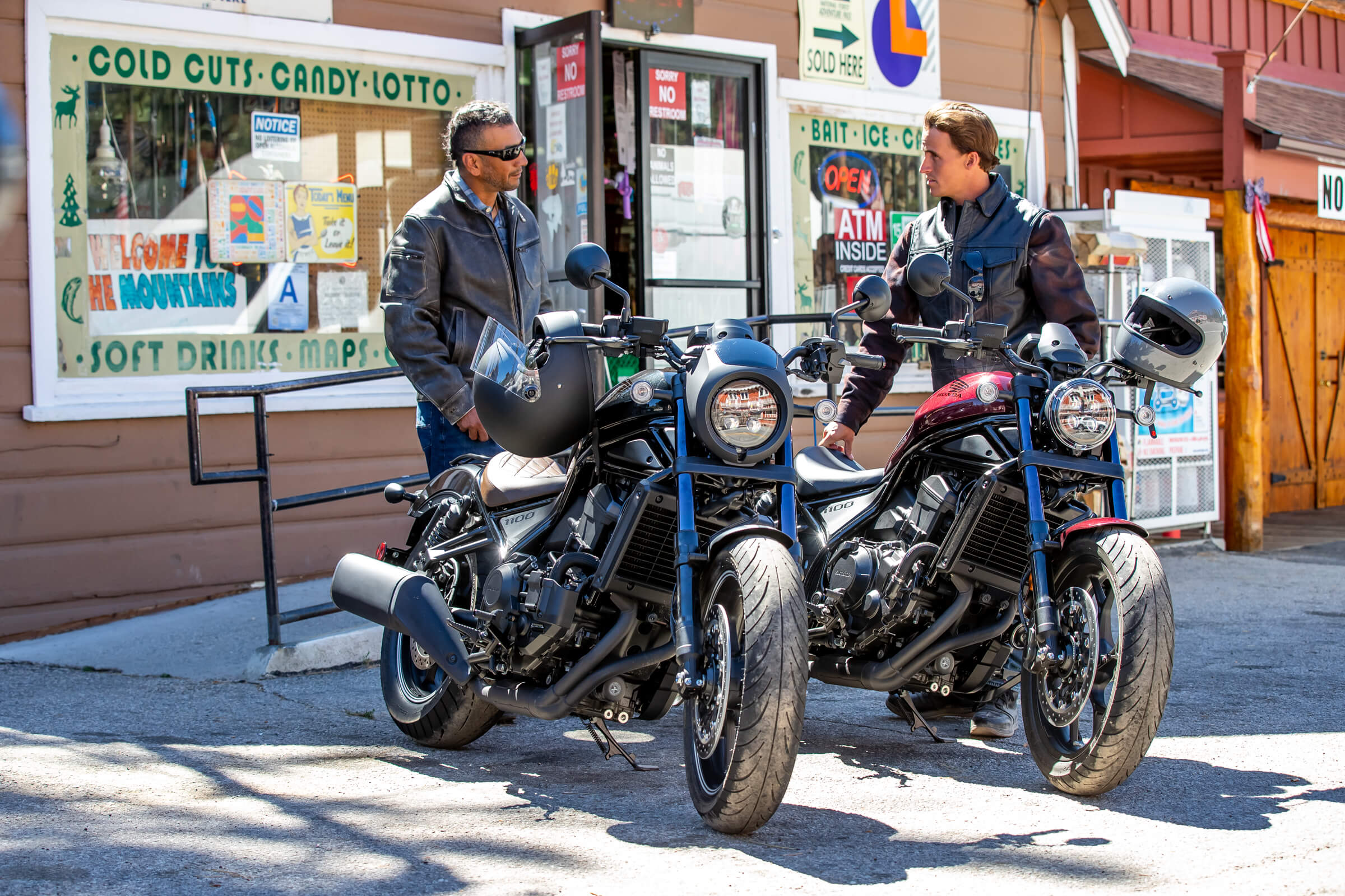 Tvö Honda CMX1100D Rebel lagt hlið við hlið í stæði