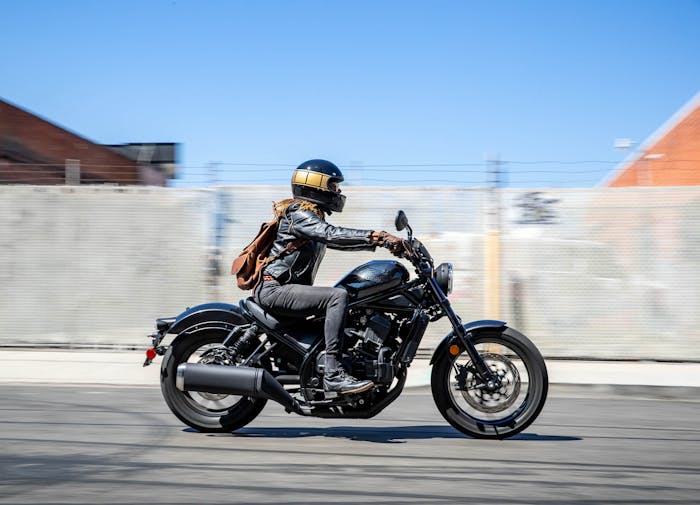 Honda CMX1100D Rebel í borgarakstri