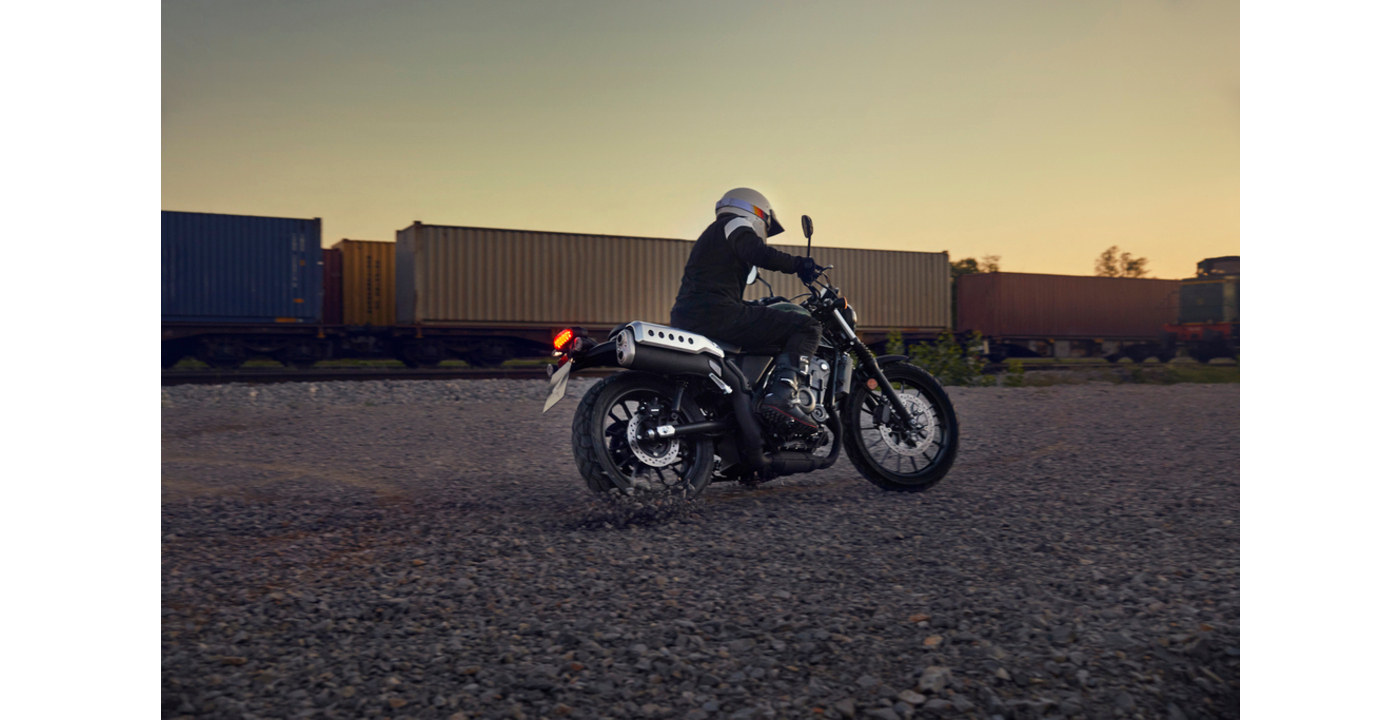 CL500 ekið á malarplani