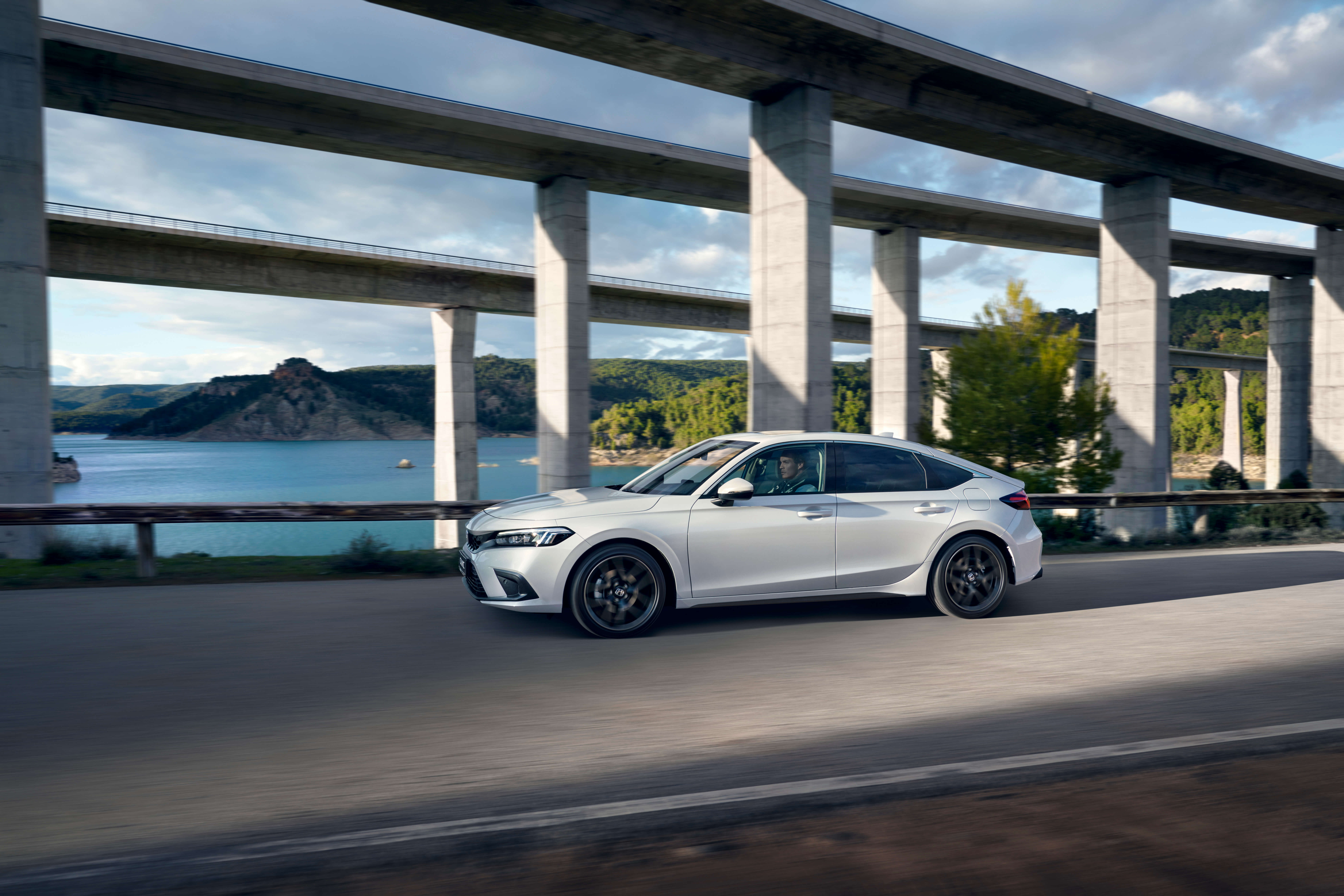 Honda-Civic-hvítur-á ferð við brú