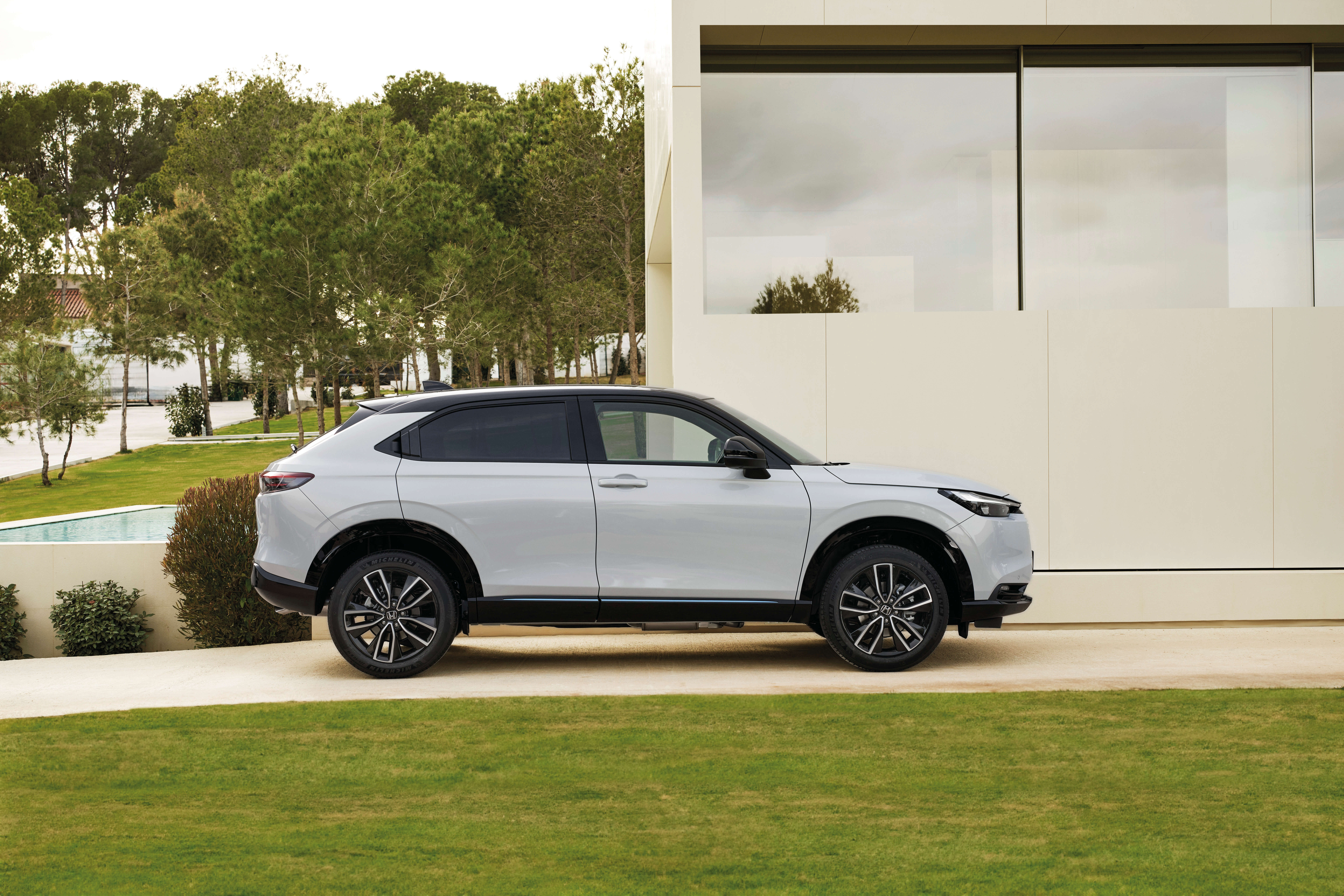 Nýr Honda HR-V grár á hlið