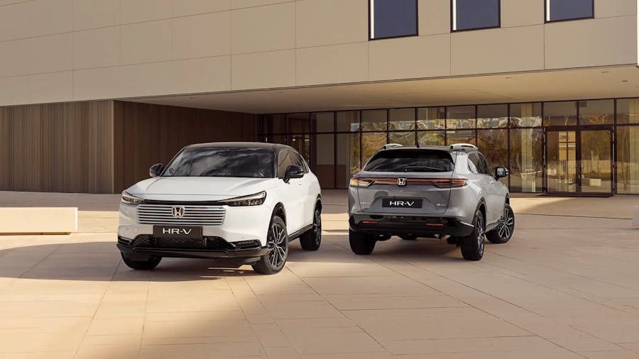 Nýr Honda HR-V, einn hvítur og einn grár, séð að framan og aftan