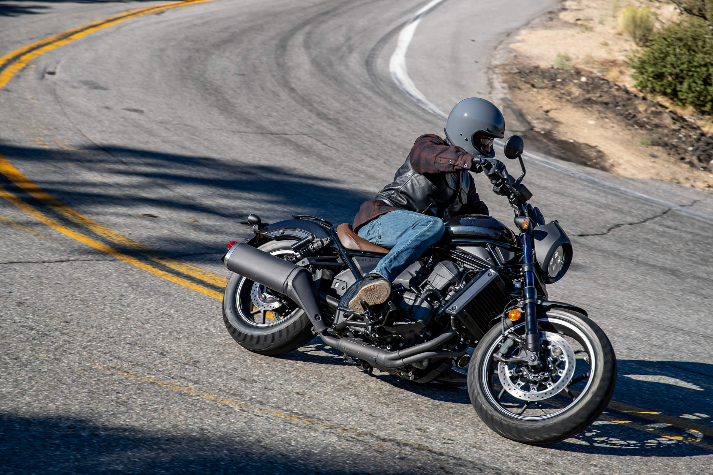 Honda CMX1100D á malbiki í krappri beygju