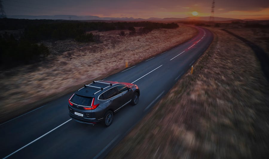 Honda CR-V í akstri á malbikuðum sveitavegi