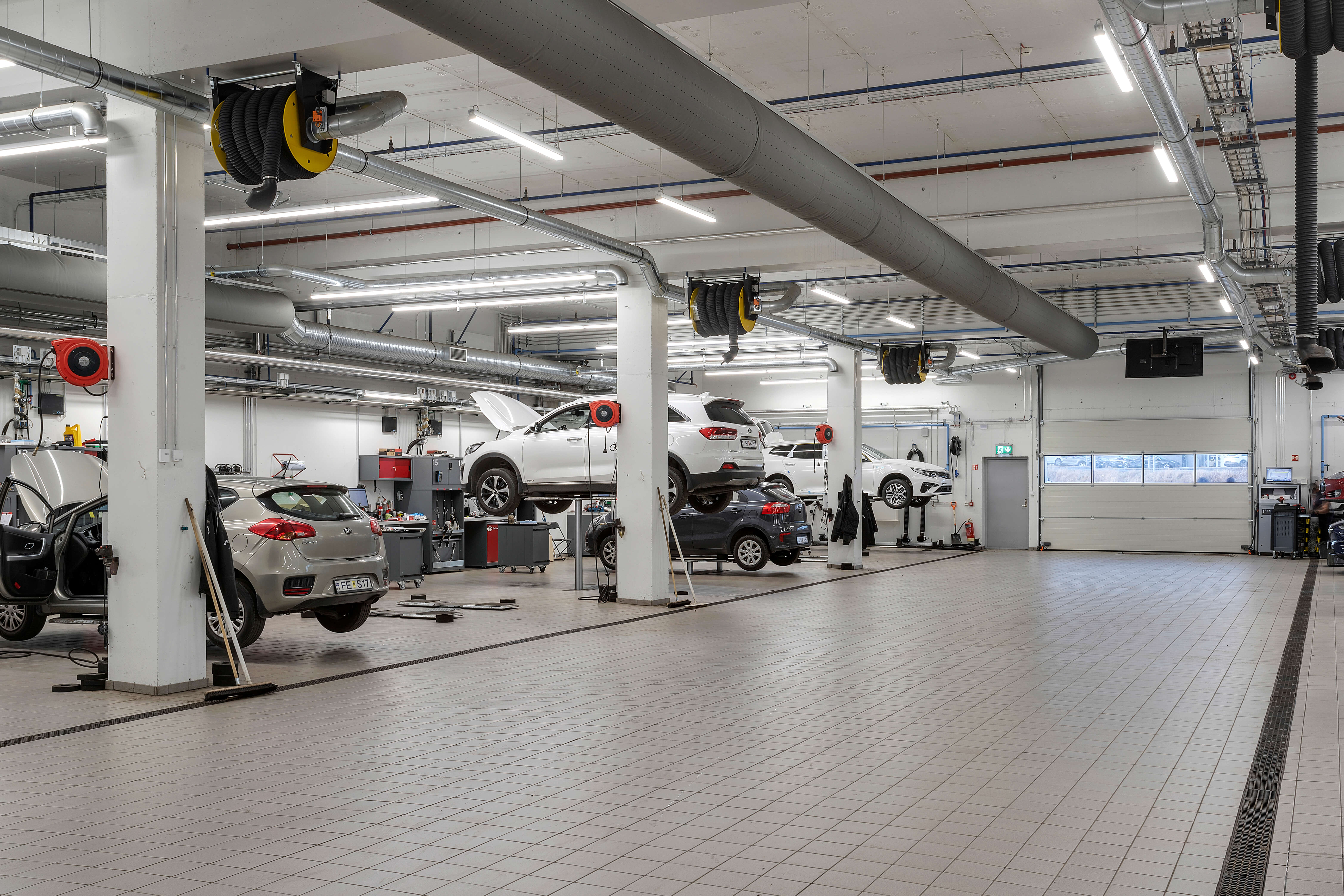 Bílar á lyftu á Honda verkstæði