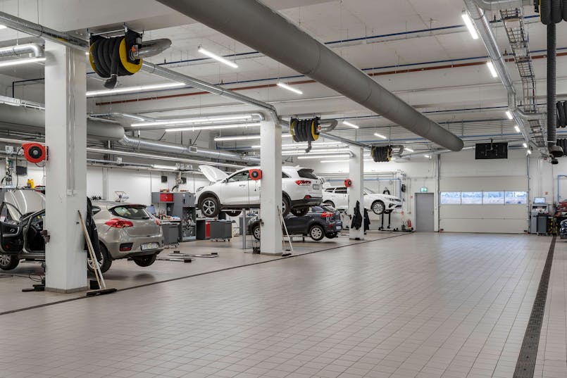 Bílar á lyftu á Honda verkstæði