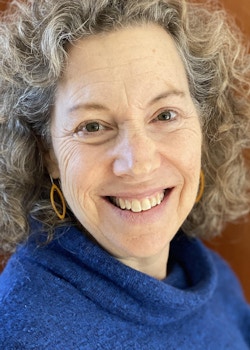 head shot for Elizabeth Reis