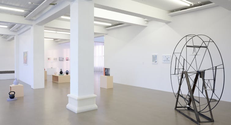 Mynd frá sýningunni: Veit andinn af efninu? Listamenn: Ragnheiður Gestsdóttir, Sindri Leifsson, Sigrún Hrólfsdóttir. Ljósmynd: Vigfús Birgisson.