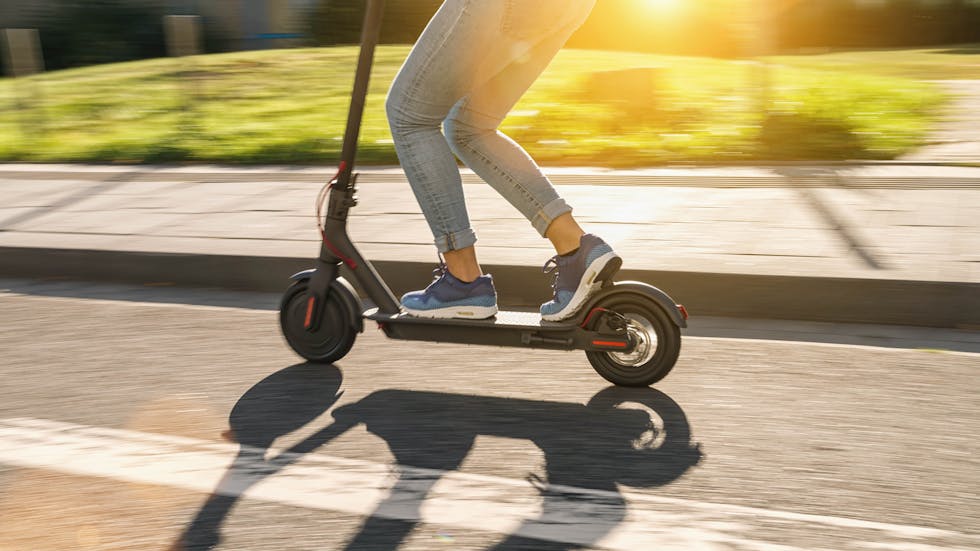 Patinete eléctrico en la vía