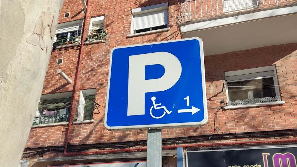 Señal vertical de aparcamiento reservado para personas con movilidad reducida