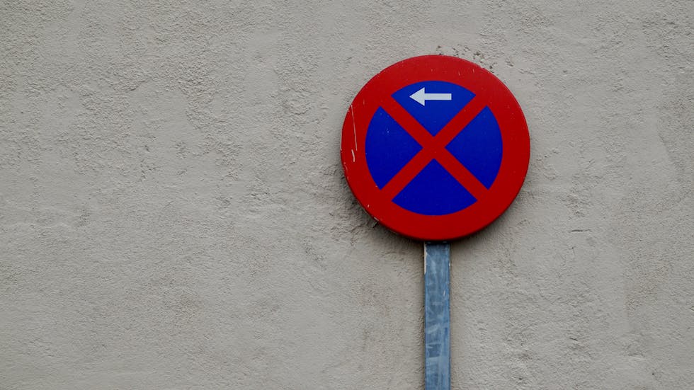 Señal de prohibido aparcar con flecha 