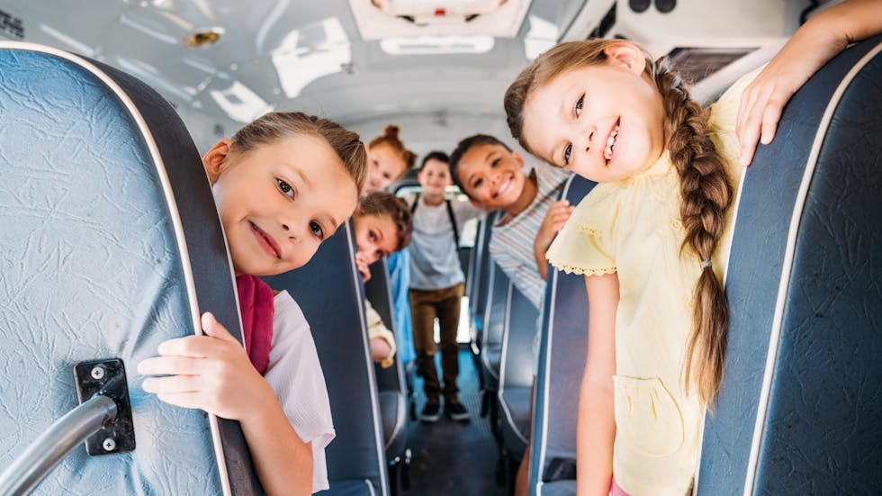 Niños dentro de un autobús escolar