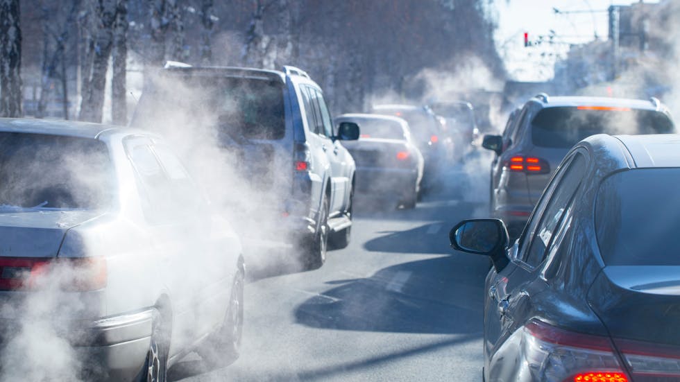 Vehículos contaminando en la carretera