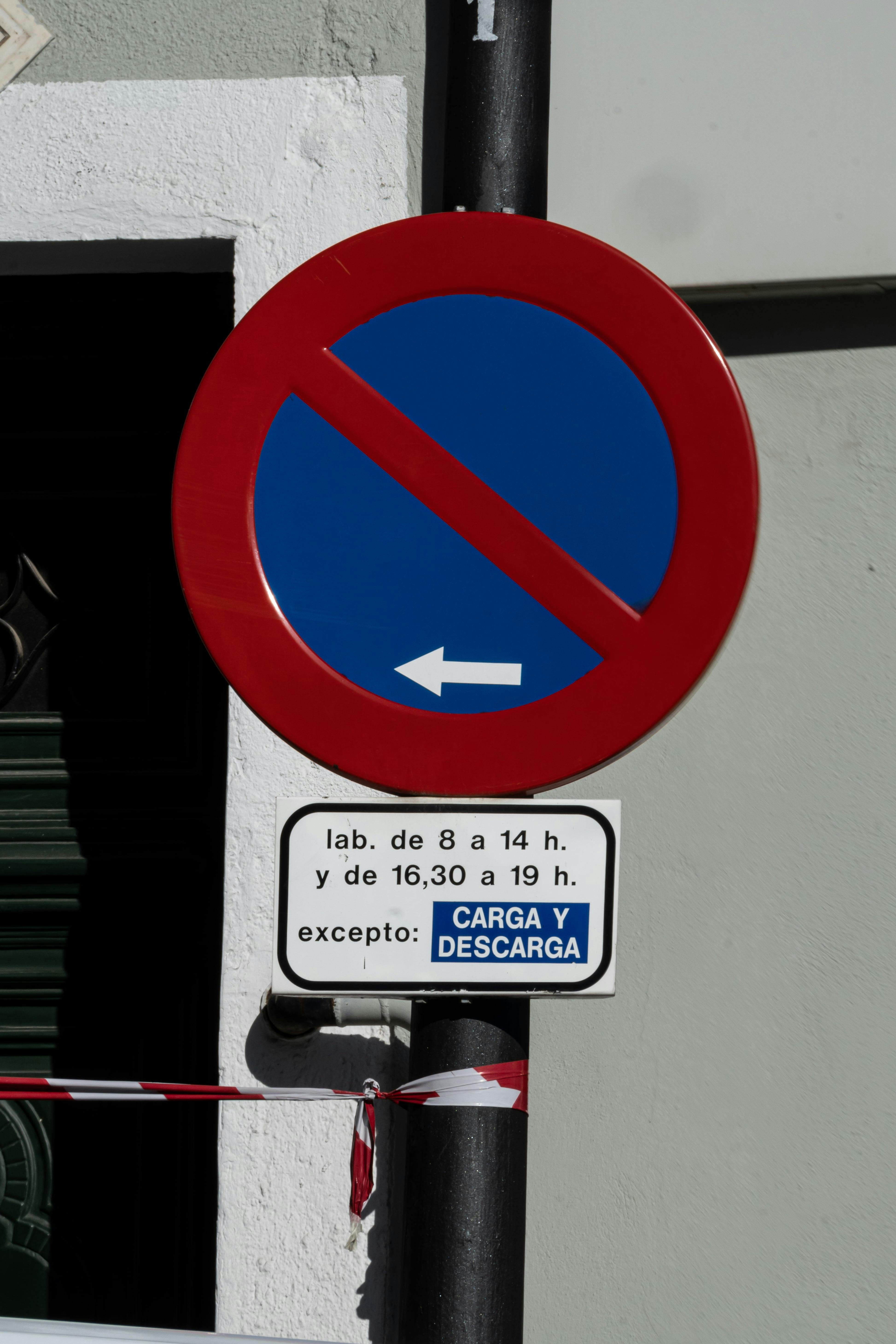 Señal de prohibido aparcar con horario