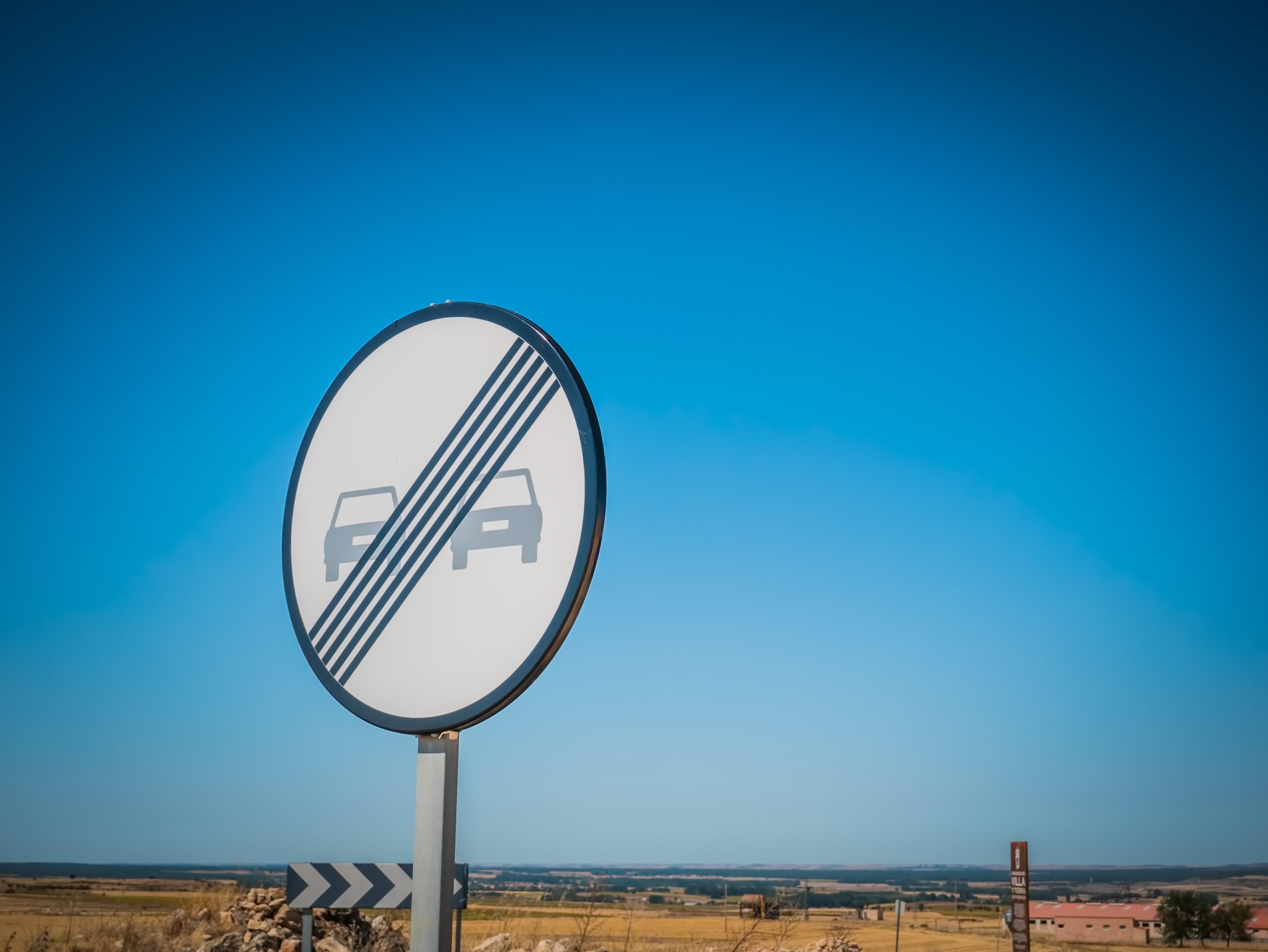 ¿Cómo es la señal de fin de prohibido adelantar? - Onroad