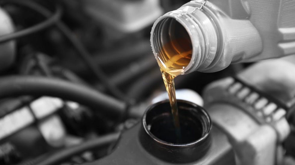 Aprende a usar los tipos de aceite para moto