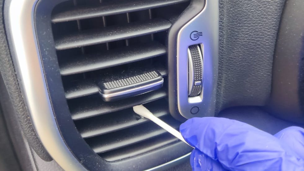 Limpiar los conductos del aire acondicionado del coche