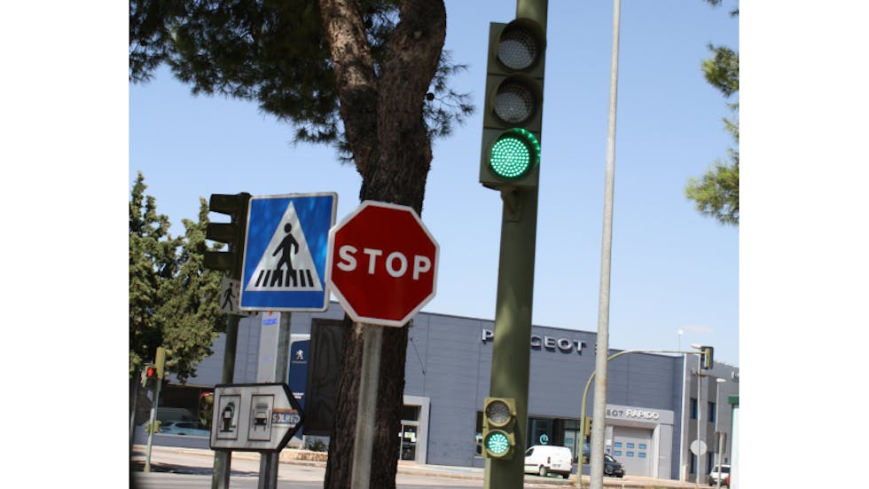 Stop con semáforo en verde