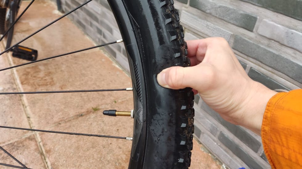Comprobar la presión de los neumáticos de la bicicleta