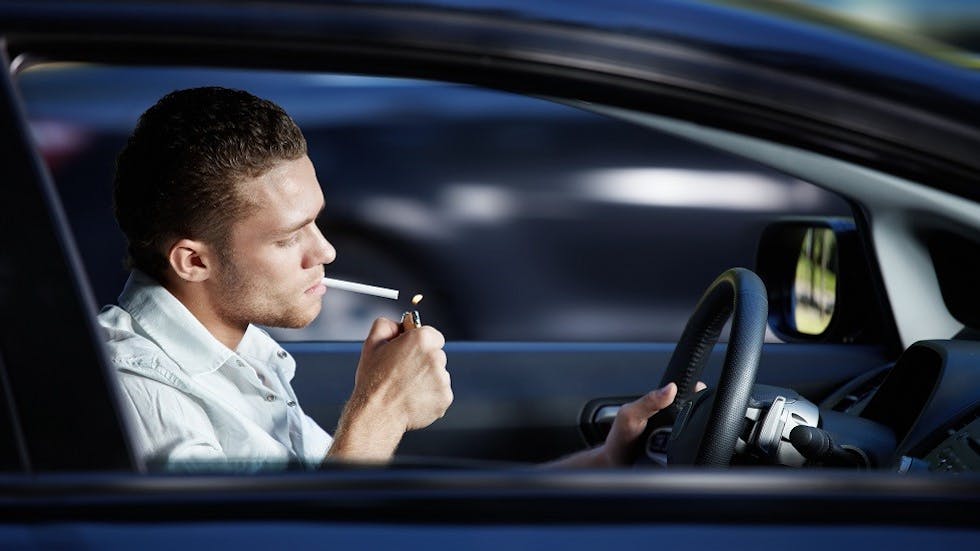 Fumar mientras se conduce.