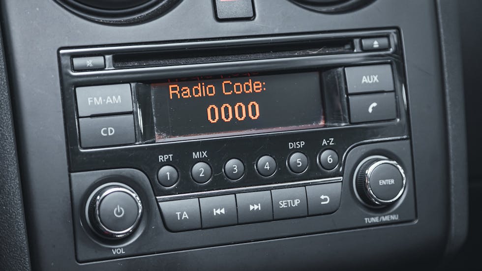 Cambiar la radio del coche: ¡así se monta y desmonta correctamente!