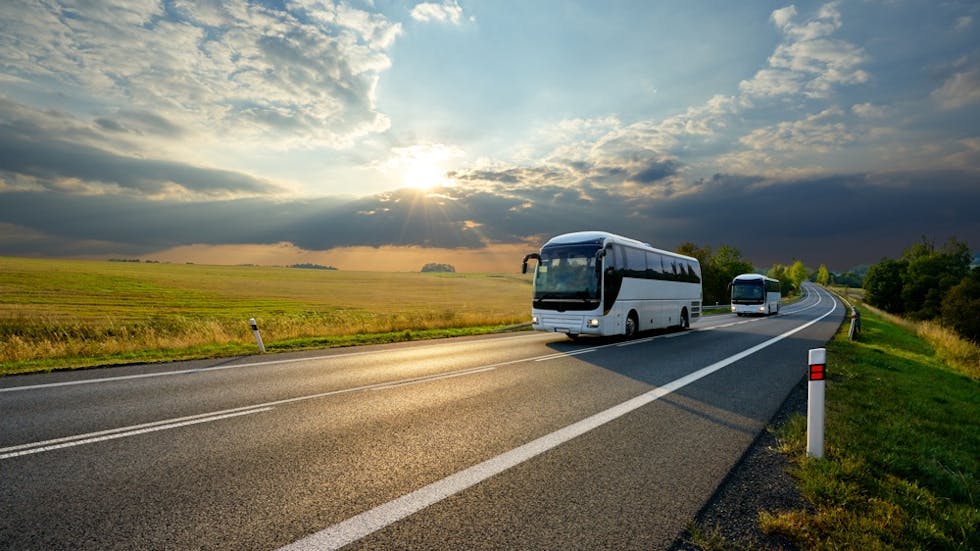 Autobús en una autopista o autovía.