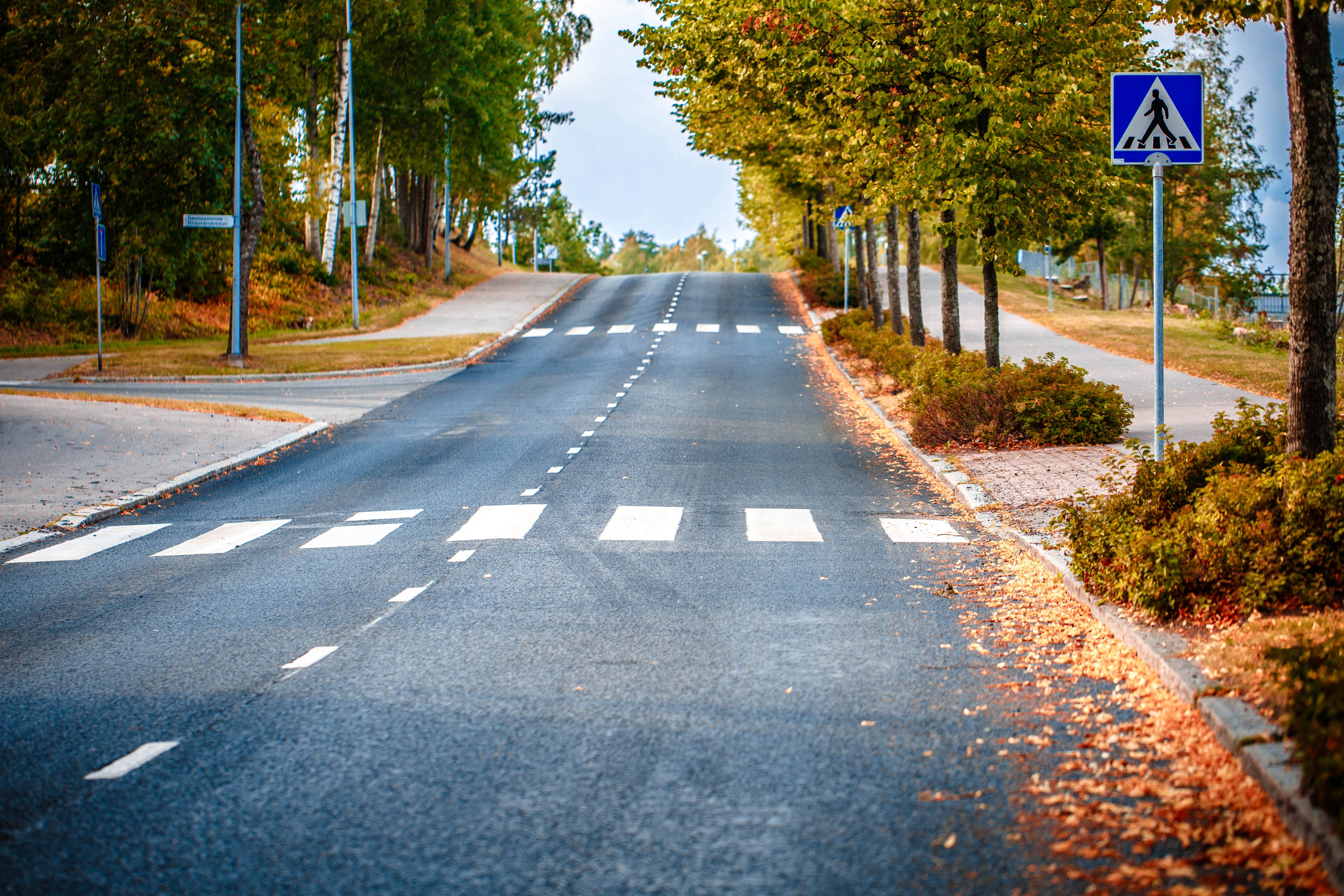 Paso de cebra con señalización vertical