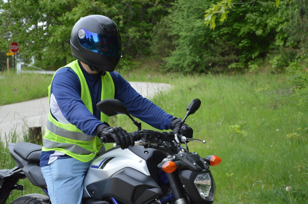 La señal de emergencia en motos, ¿cuándo es obligatoria?